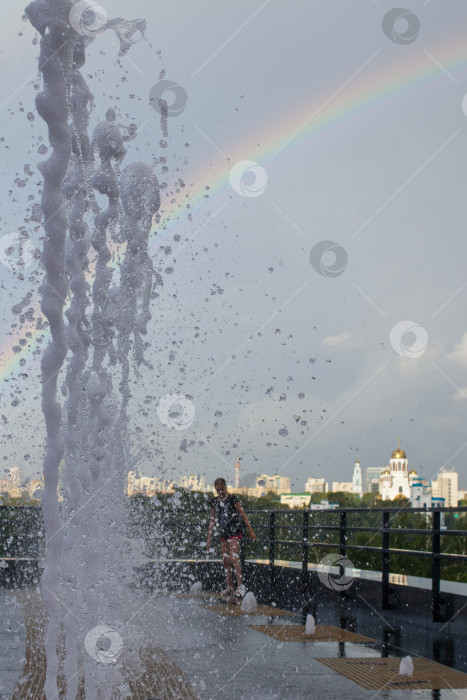 Скачать Замерзшие капли воды. Радуга. Городской пейзаж Екатеринбурга, Россия. фотосток Ozero