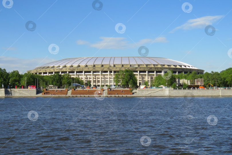 Скачать Вид на спортивный комплекс "Лужники" со стороны Москвы-реки. фотосток Ozero