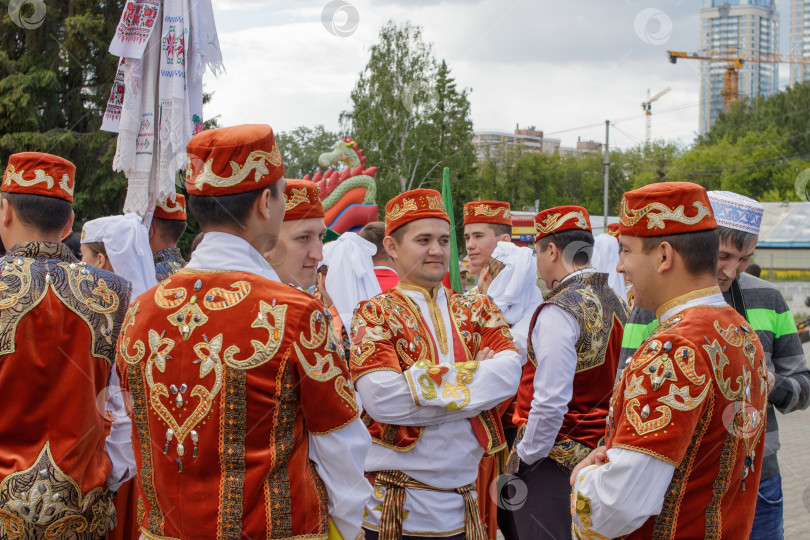 Скачать Группа мужчин в татарской национальной одежде разговаривает. фотосток Ozero