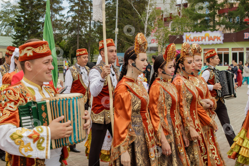 Скачать Парад гостей из Башкирии в национальных костюмах. фотосток Ozero