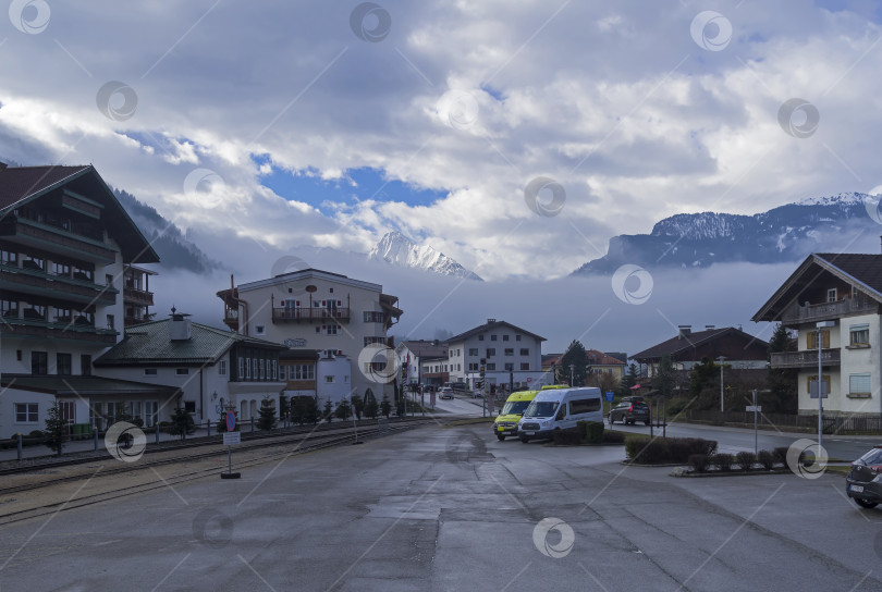 Скачать Низкие облака заволакивают горы. фотосток Ozero