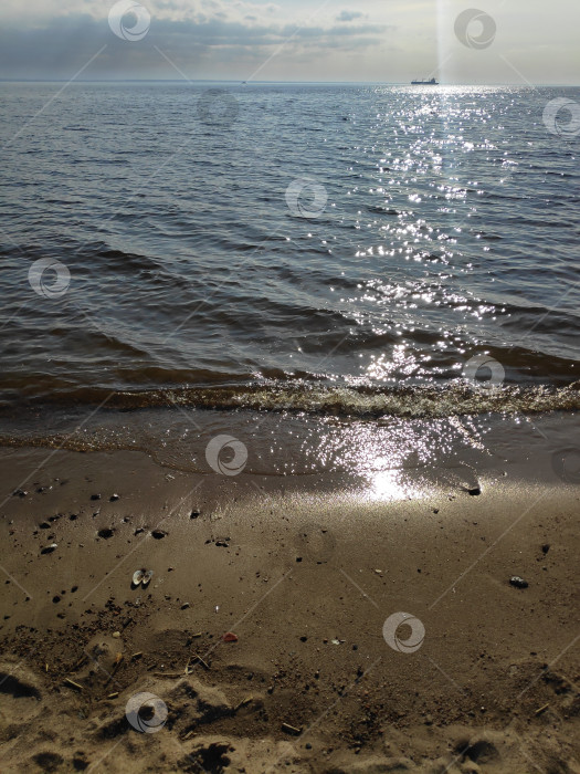 Скачать Океан спокоен, и солнце играет на воде фотосток Ozero