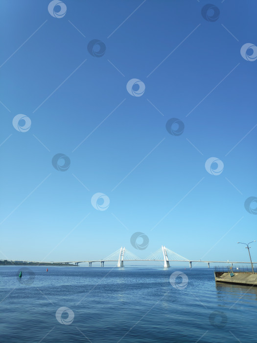 Скачать Мост перекинут через водную гладь, а над ним - чистое голубое небо фотосток Ozero