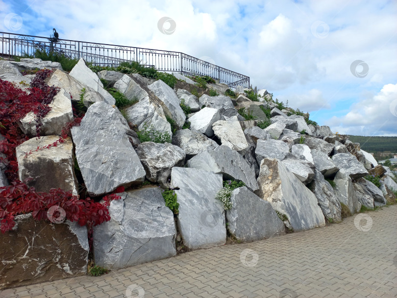 Скачать Большие камни горных пород в горном парке, город Златоуст фотосток Ozero