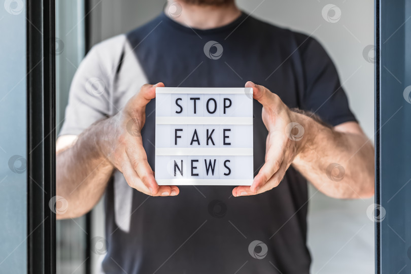 Скачать Инфодемия фейковыми новостями во время пандемии Covid-19 фотосток Ozero