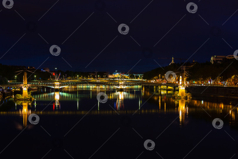 Скачать Ночной городской пейзаж Лиона, Франция фотосток Ozero
