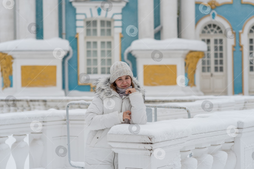 Скачать Портрет красивой счастливой девушки в зимнем парке фотосток Ozero