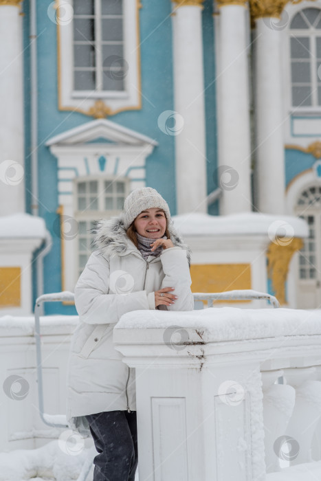 Скачать Портрет красивой счастливой девушки в зимнем парке фотосток Ozero