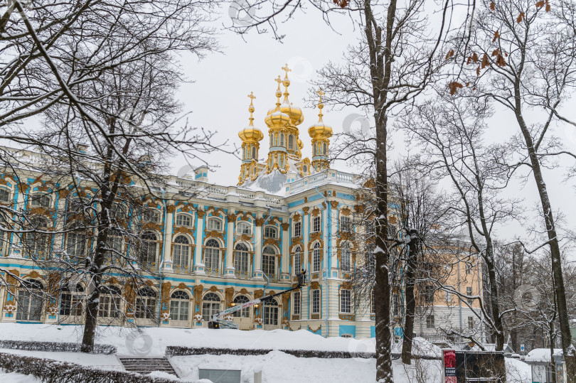 Скачать Россия, Санкт-Петербург, январь 2024 года: Екатерининский дворец в Царском Селе зимой. Зимний пейзаж. фотосток Ozero