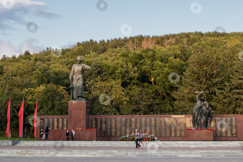 Скачать Путешествие по городу. Вид на площадь Славы, Южно-Сахалинск, Россия фотосток Ozero