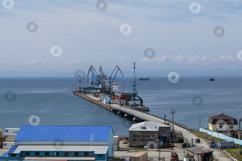 Скачать Вид на пирс Корсаковского морского торгового порта на острове Сахалин. фотосток Ozero