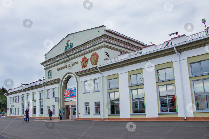 Скачать Здание железнодорожного вокзала Комсомольска-на-Амуре. Дальневосточная железная дорога, Россия фотосток Ozero