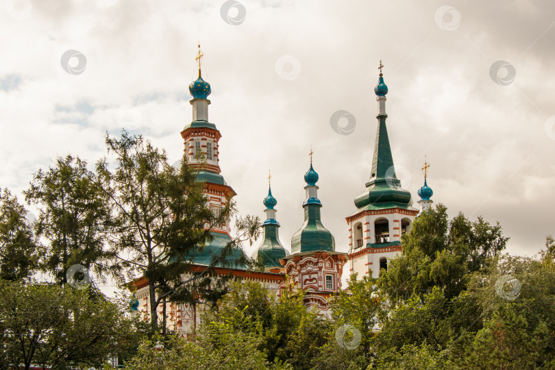 Скачать Купола Крестовоздвиженского собора в Иркутске. Архитектурный стиль сибирского барокко. фотосток Ozero