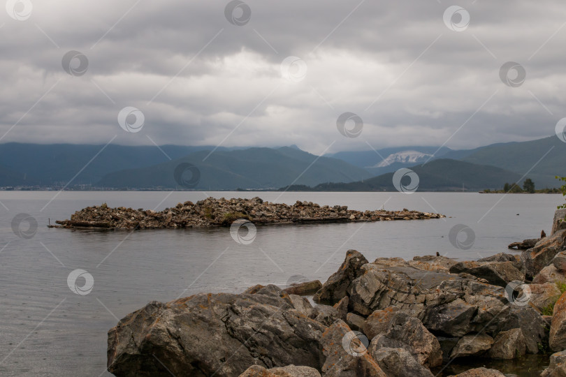 Скачать Вид на озеро Байкал в пасмурную погоду фотосток Ozero