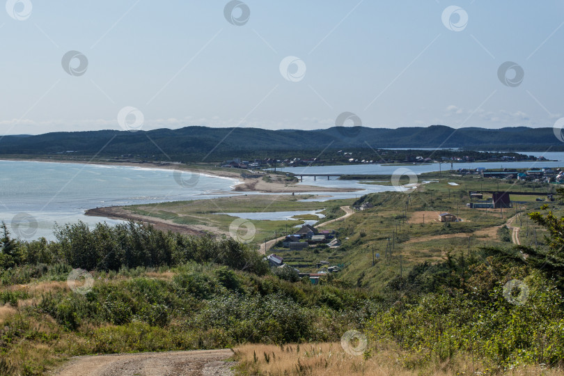 Скачать Остров Сахалин, Россия. Вид на село Охотское, Охотское море и Красноармейскую протоку. фотосток Ozero