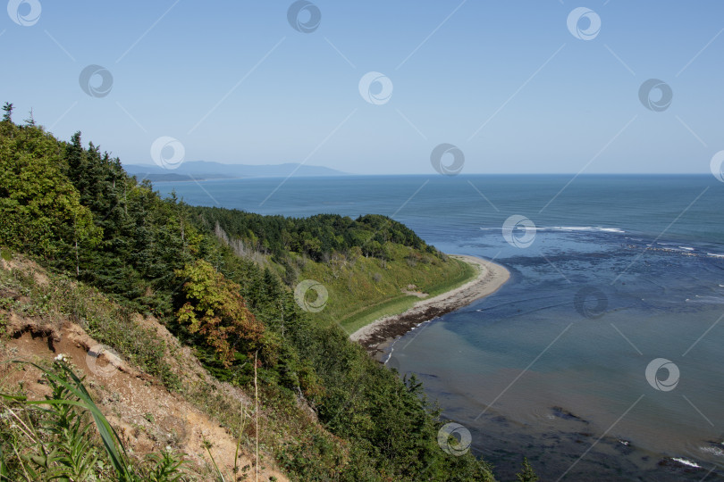 Скачать Прекрасный вид с высокого берега Охотского моря. Остров Сахалин, полуостров Баян, бухта Мордвинова, Россия. фотосток Ozero