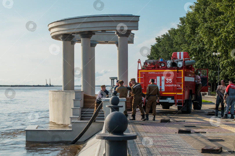 Скачать Забор воды из реки Амур. Строительство заградительных сооружений для предотвращения затопления набережной. фотосток Ozero