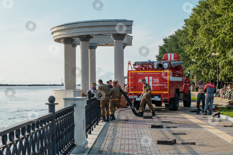 Скачать Забор воды из реки Амур. Строительство заградительных сооружений для предотвращения затопления набережной. фотосток Ozero