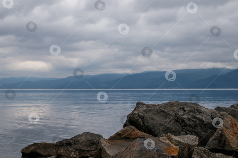 Скачать Вид на озеро Байкал в пасмурную погоду фотосток Ozero