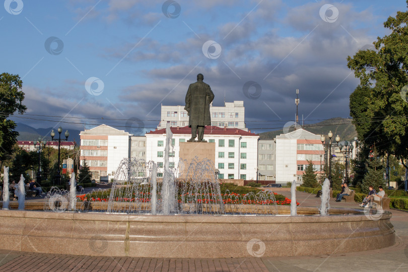 Скачать Путешествие по городу. Вид на площадь Ленина, Южно-Сахалинск, Россия фотосток Ozero