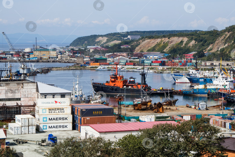 Скачать Вид на морской торговый порт на берегу залива Анива, остров Сахалин, Россия фотосток Ozero