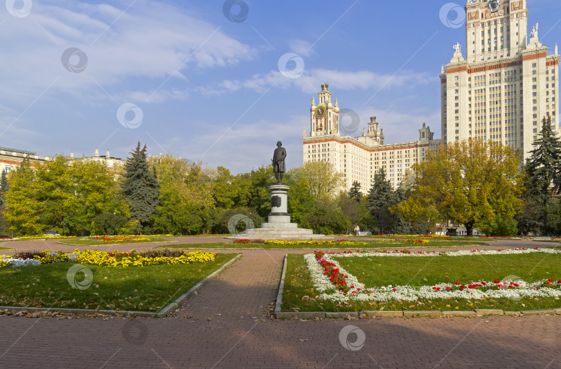 Скачать Памятник основателю Московского университета Михаилу Ломоносову фотосток Ozero