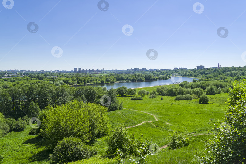 Скачать Панорама лесопарковой зоны в долине Москвы-реки. фотосток Ozero