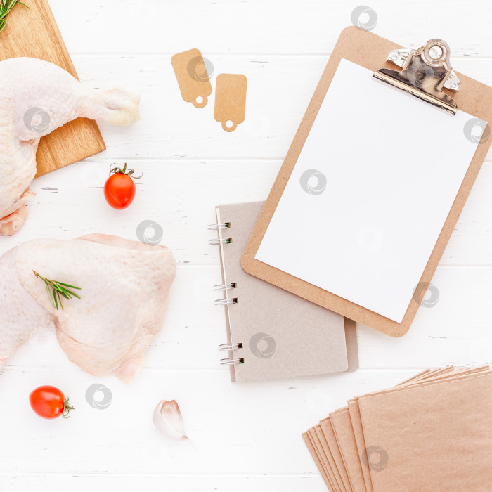 Скачать Свежие куриные ножки с зеленью. Концепция приготовления фотосток Ozero