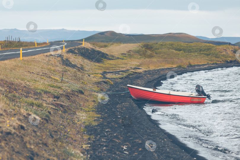 Скачать Исландский пейзаж с красной лодкой фотосток Ozero