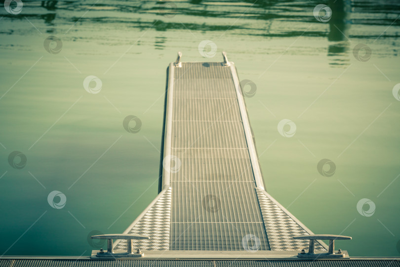 Скачать Современный пирс в воде фотосток Ozero