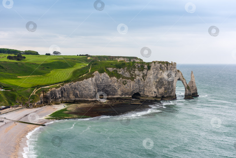 Скачать Пляж и каменные скалы в Этрета, Франция фотосток Ozero