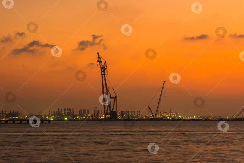 Скачать Закат в морском порту Дубая, ОАЭ фотосток Ozero