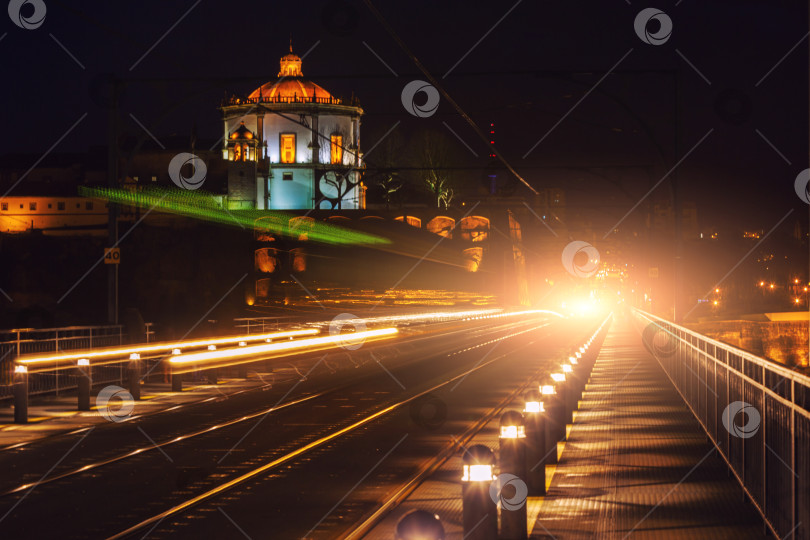 Скачать Мост Дом Луиш в Порту ночью фотосток Ozero