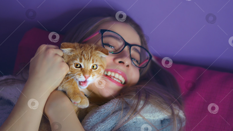 Скачать Девушка, обнимающая котенка фотосток Ozero