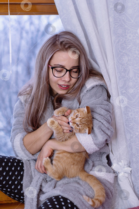 Скачать Девочка играет с котенком фотосток Ozero