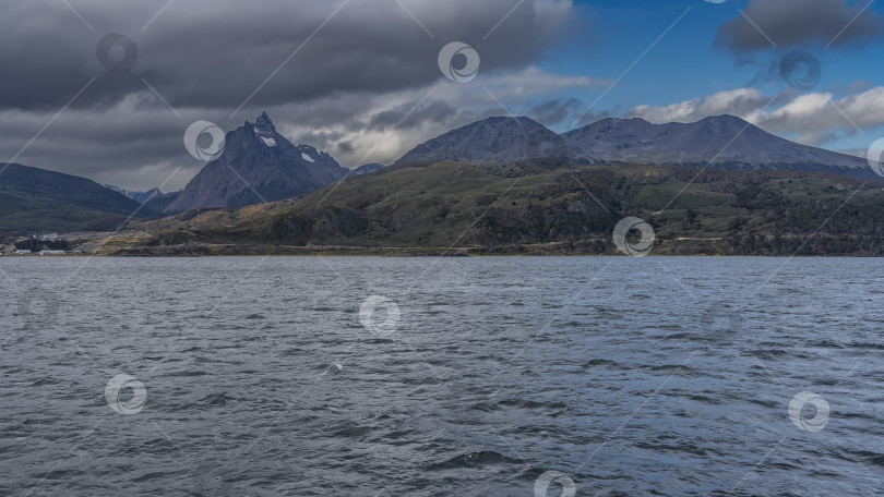 Скачать Красивый горный хребет. Вид на океан. фотосток Ozero