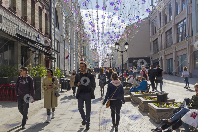 Скачать Пешеходная улица в центре Москвы. фотосток Ozero