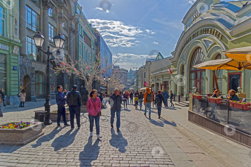 Скачать Пешеходная улица в центре Москвы. фотосток Ozero