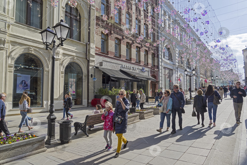 Скачать Пешеходная улица в центре Москвы. фотосток Ozero