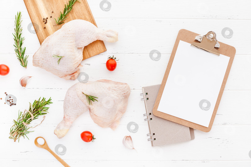Скачать Свежие куриные ножки с зеленью. Концепция приготовления фотосток Ozero