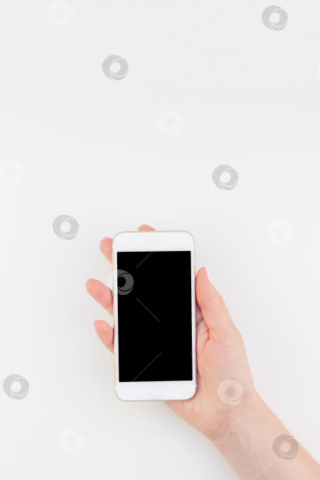 Скачать Женская рука с макетом смартфона фотосток Ozero