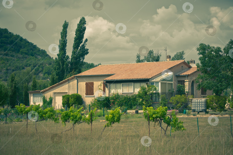 Скачать Фермерский дом в горах Прованса, Франция фотосток Ozero