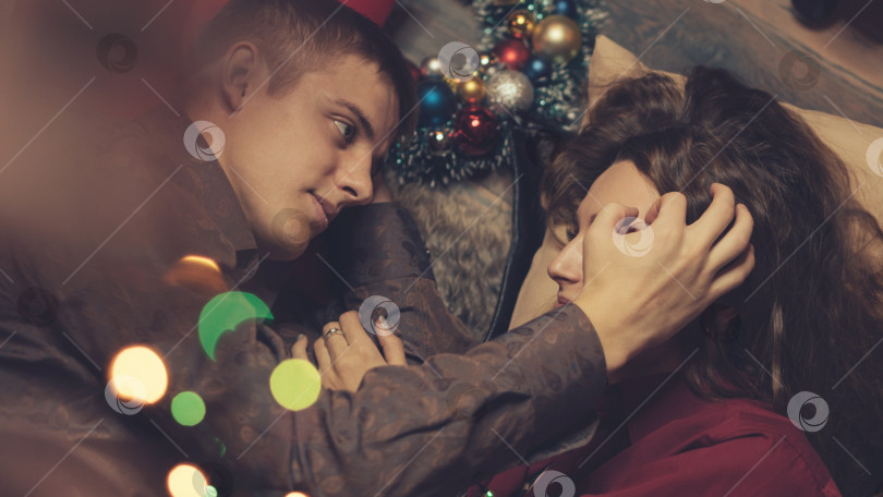Скачать Любящая пара празднует Рождество фотосток Ozero