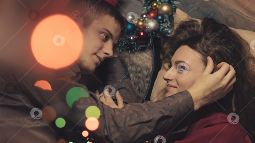 Скачать Влюбленная пара празднует Рождество фотосток Ozero