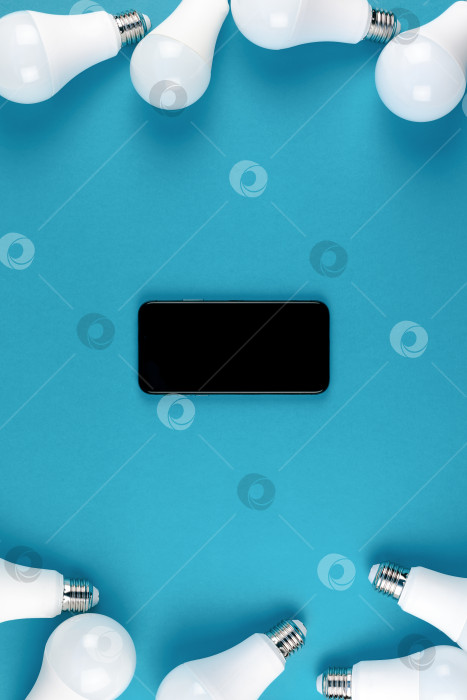 Скачать Светодиодные лампочки и современный макет смартфона фотосток Ozero