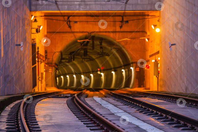 Скачать Вход в туннель метро на мосту Дом Луис в Порту фотосток Ozero