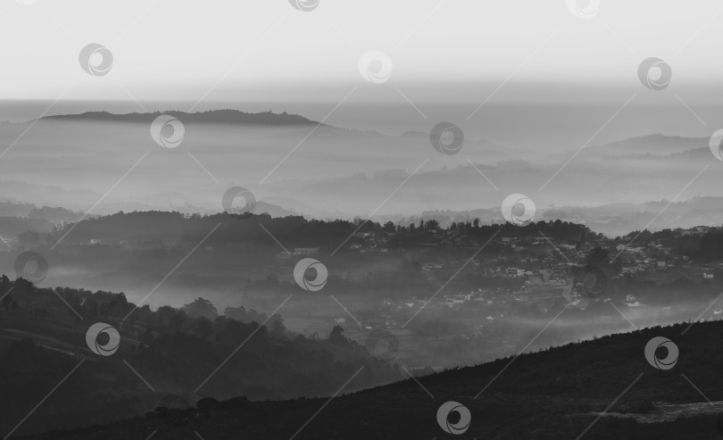 Скачать Слои туманных гор фотосток Ozero