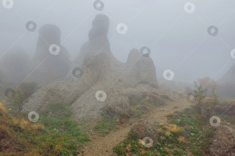 Скачать Узкая тропинка по затянутому туманом склону горы. фотосток Ozero