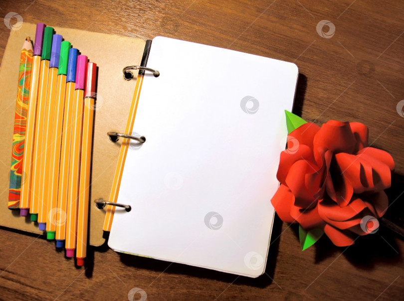 Скачать Макет блокнота ручка карандаш бумага роза пион цветок фото фотосток Ozero