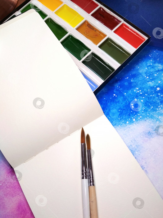 Скачать Макет блокнота бумага палитра акварельных красок кисть космическая фотография фотосток Ozero
